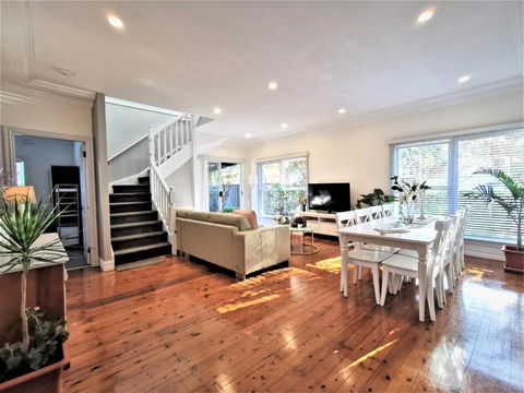 Sydney Meets Miranda, Comfy 4 Bedrooms Corner House - Accommodation Search 0