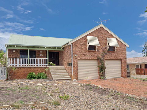 Birubi Beach House' 14 Campbell Avenue - Fantastic House And Close To The Surf Beach - Accommodation Search 0