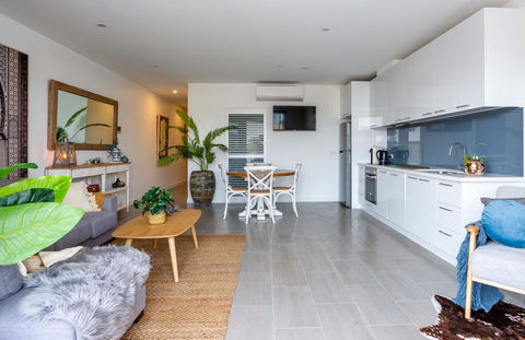 Blue Waters On The Beach: Absolute Beachfront, Views - Accommodation Search 3