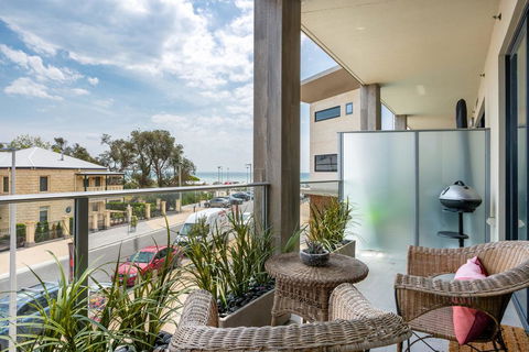 Blue Waters On The Beach: Absolute Beachfront, Views - Accommodation Search 0