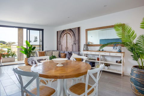 Blue Waters On The Beach: Absolute Beachfront, Views - Accommodation Search 1