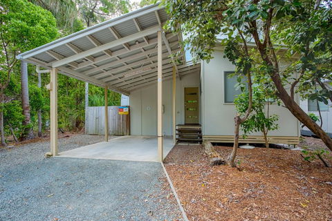 Bluewater 1 - Rainbow Shores, Amazing Location, Easy Walk To Beach, Pool, Aircon, Outdoor Spa - Accommodation Search 2