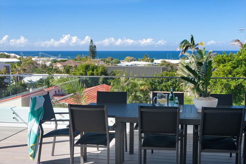 Bluey's Beach House - 5 Bedroom - Accommodation Search 1