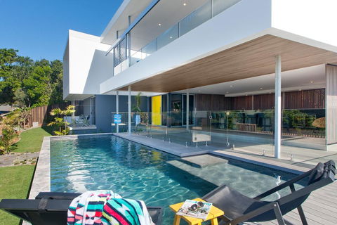 Bluey's Beach House - 5 Bedroom - Accommodation Search 0