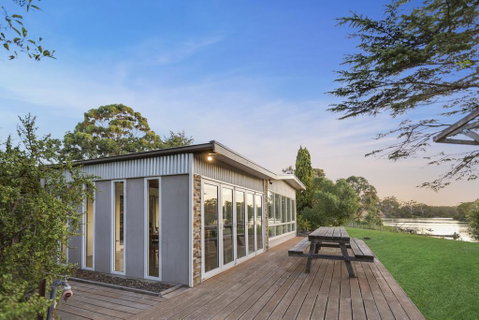 Bluff View River House - Stunning Riverfront - Accommodation Search 0