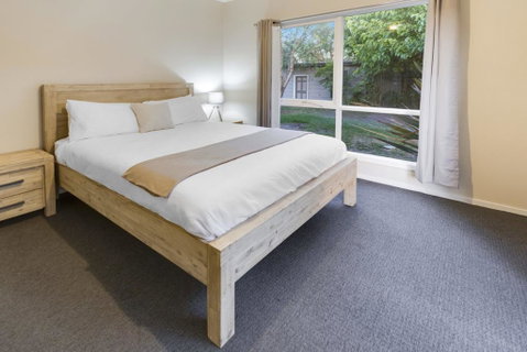 Bluff View River House - Stunning Riverfront - Accommodation Search 1