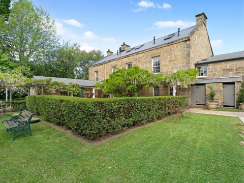 The Red Feather Inn - Accommodation Search 0