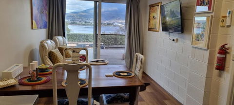 Waterfront Abode - 2 Bedrooms - Accommodation Search 2