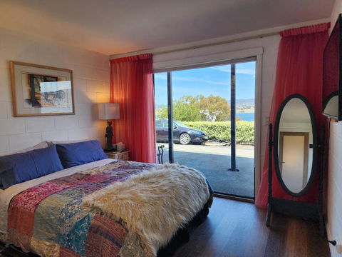Waterfront Abode - 2 Bedrooms - Accommodation Search 1