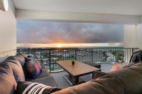 Anchor Point Penthouse 3BR With Marina Views - Pool - BBQs - Accommodation Search 0