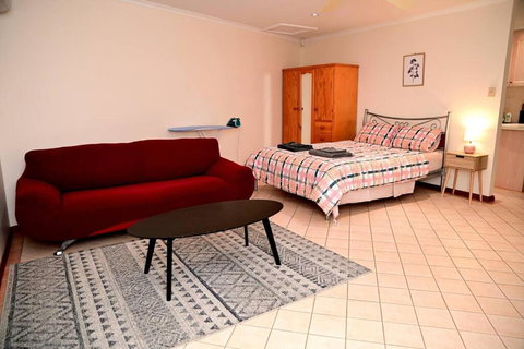 Spacious Studio In AliceSprings QueenBed+KSAirbed - Accommodation Search 0