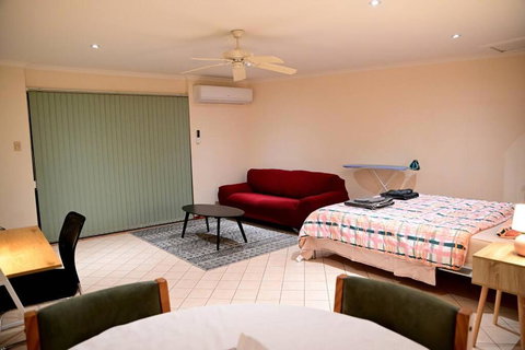 Spacious Studio In AliceSprings QueenBed+KSAirbed - Accommodation Search 1