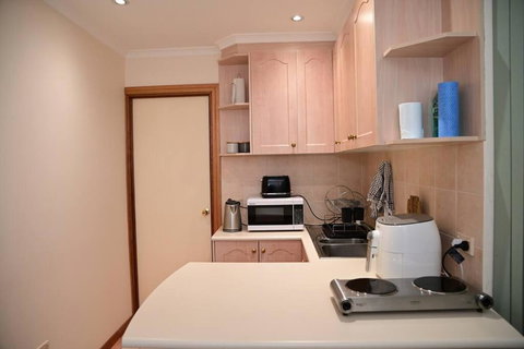 Spacious Studio In AliceSprings QueenBed+KSAirbed - Accommodation Search 2