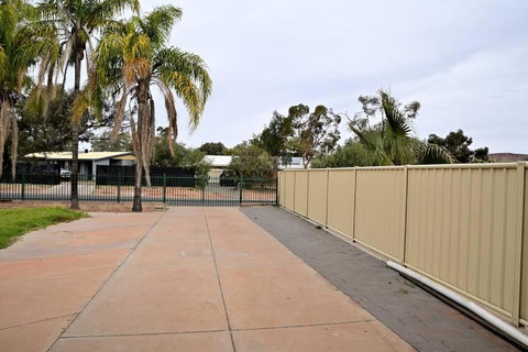 Spacious Studio In AliceSprings QueenBed+KSAirbed - Accommodation Search 3