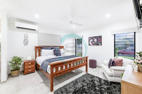 Zenhouse: 4BR Stylish Work/Family Home In Muirhead - Accommodation Search 2