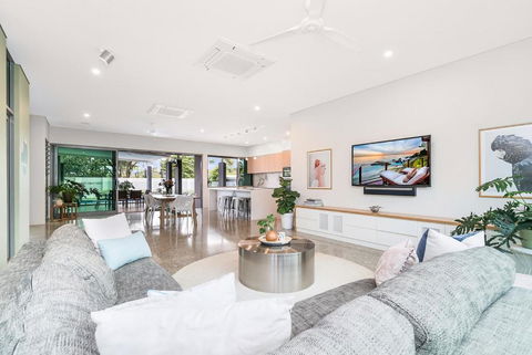 ZenLux Massive 5-BR Holiday Home - Pool - BBQ - Accommodation Search 2
